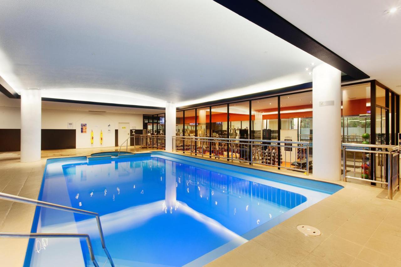 Pullman Melbourne Albert Park Exterior foto The pool at the hotel